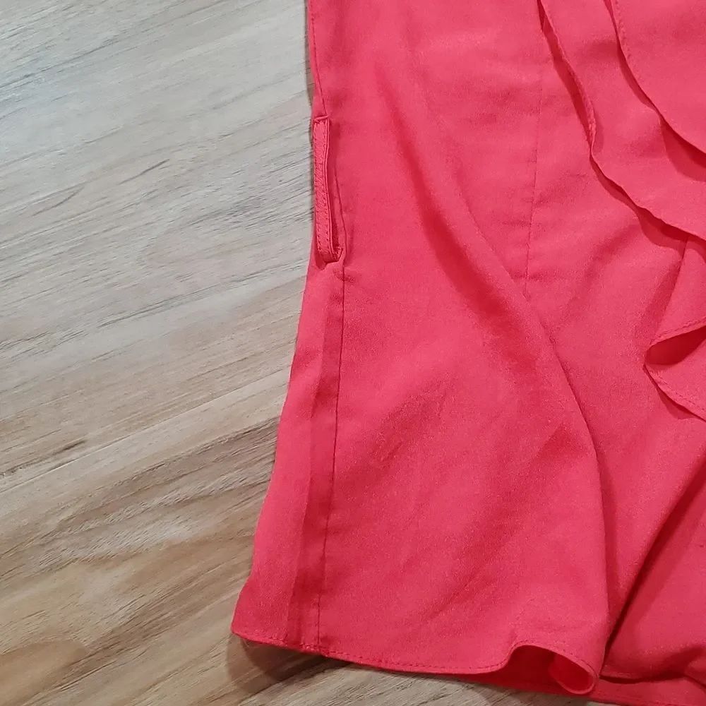 🔺️Pretty Good Red Buttoned & Ruffled Front Sleeveless Top Large - Picture 6 of 10